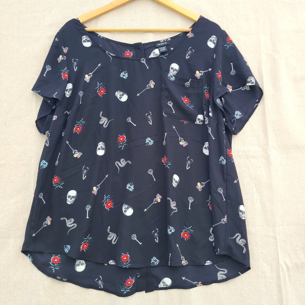 Torrid Short Sleeve Chiffon Button Back Tshirt Gothic Skull Roses Snake Print 2X